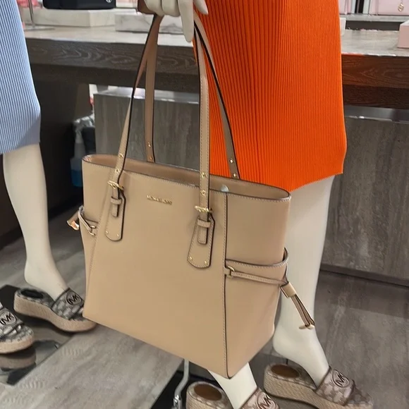 Michael Kors Voyager Saffiano Leather Tote Bag
Style#30H1GV6T4T
NWT
OYSTER - Picture 7 of 16